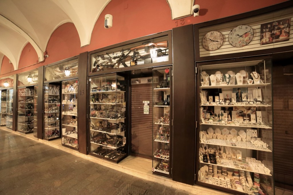 Sklepy z bronią, perfumami i alkoholem. San Marino słynie z niskich cen tych produktów...