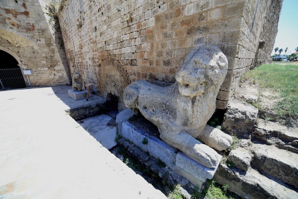 Lwy weneckie pilnują murów i przypominają o związku tego potężnego miasta państwa z Cyprem.