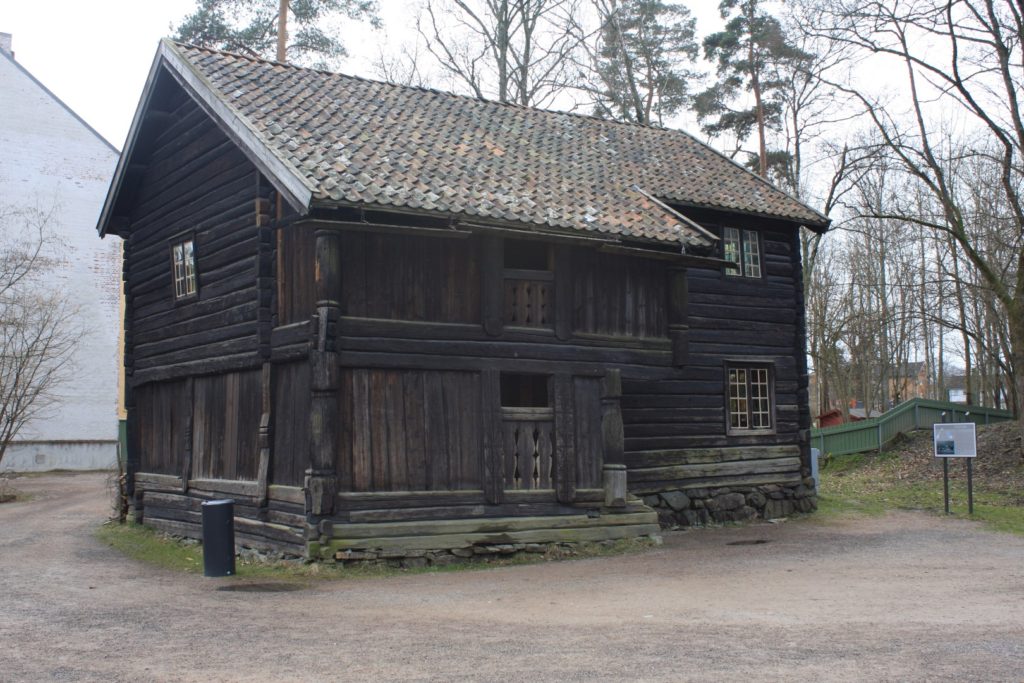 Z całego kraju zostały ściągnięte stare drewniane budynki: domy, obory, stajnie, magazyny; a z nich stworzono prawdziwą dawną wioskę. 